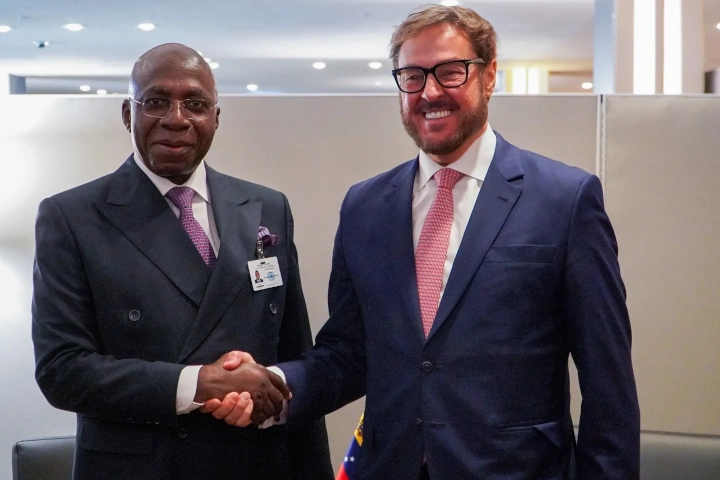 Angola y Venezuela revisan agenda de cooperación en materia energética y comercial