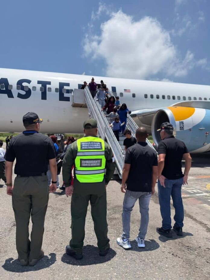 Este miércoles llegaron al país 200 connacionales procedentes de EEUU