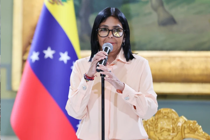 Presidenta Rodríguez lidera acto de firma de contrato de hidrocarburos con el Grupo Gilinski