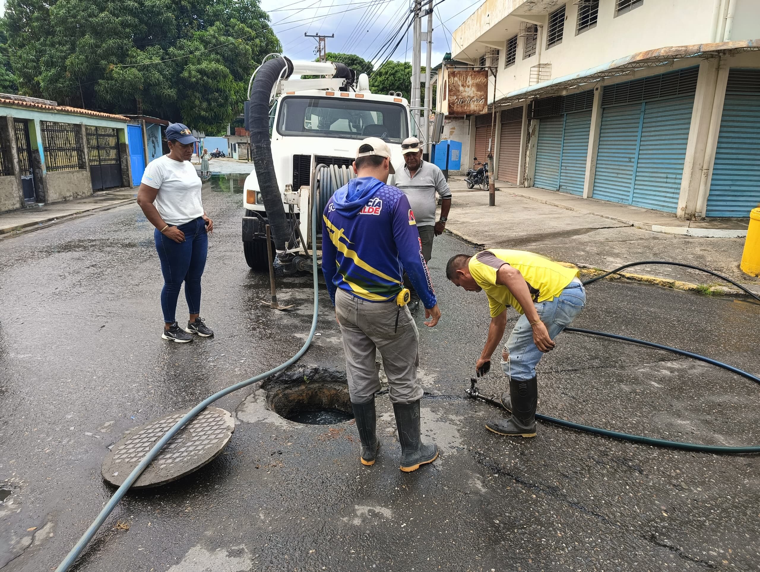 Redes de aguas servidas reciben mantenimiento en Lamas