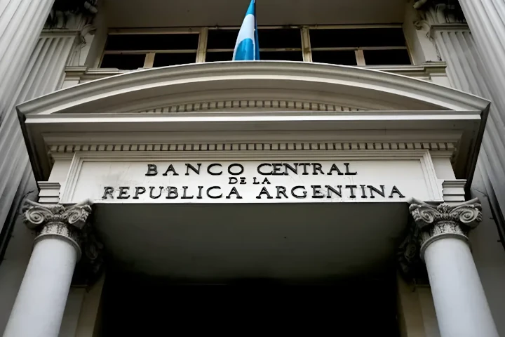 Banco Central de Argentina confirma recesión tras declive económico