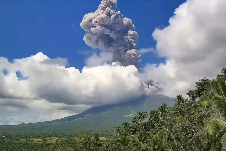 Volcán Mayón erupciona en Filipinas y libera grandes columnas de ceniza