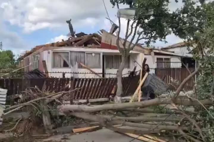 Fuertes tornados y aluviones afectan la región central de Chile
