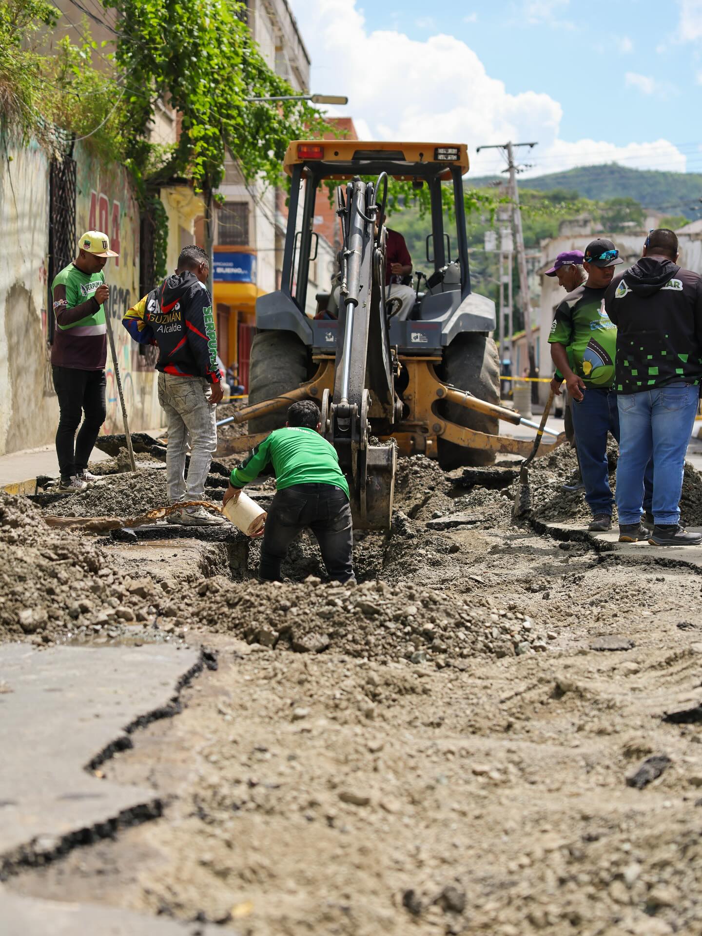 Alcaldía de Mariño rehabilita tubería de aguas blancas en la calle Bolívar