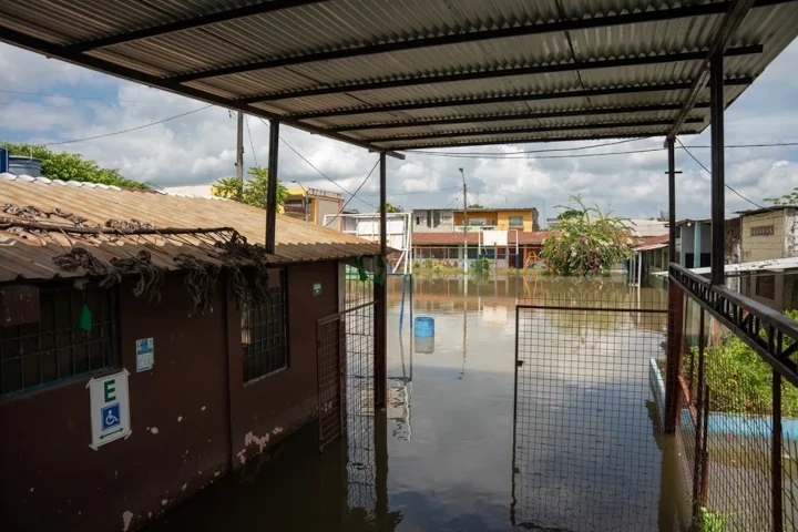 Fuertes lluvias en Ecuador causan desbordamiento de cuatro ríos