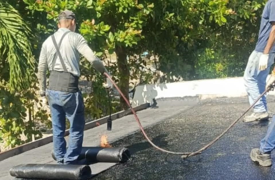 Ejecutan trabajos de impermeabilización en centros educativos de MBI