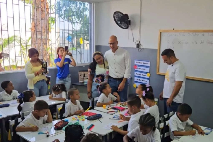 Rehabilitan integralmente 121 planteles educativos en el estado La Guaira tras sismos