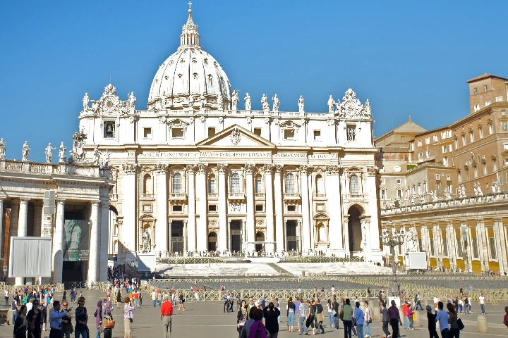 Vaticano ajusta agenda papal tras operación de León XIV
