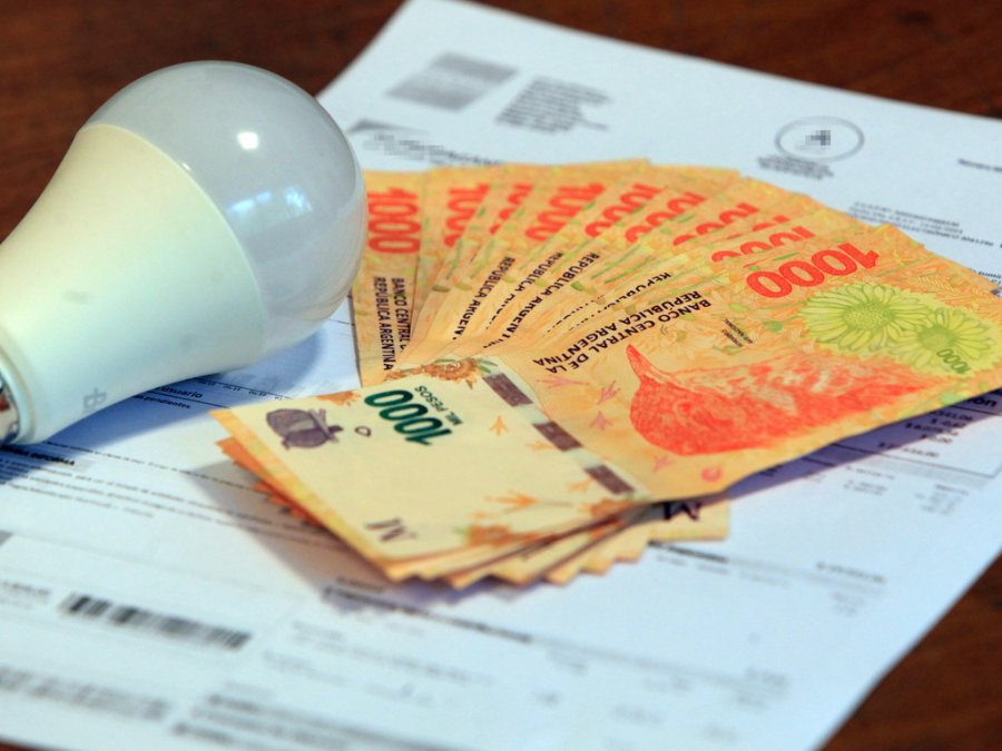 Servicios públicos consumen 70% del salario mínimo del trabajador argentino