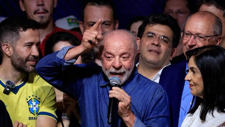 Lula remonta y gana la presidencia de Brasil en el balotaje